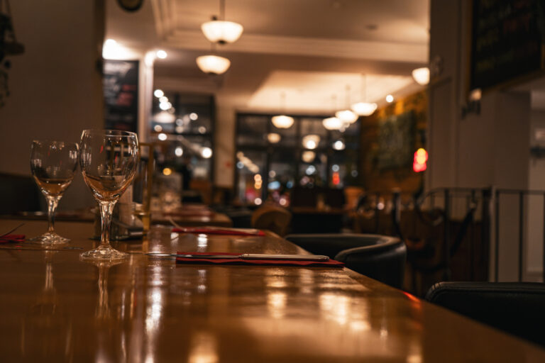 Gedeckter Tisch mit zwei Gläsern im Restaurant Paprica in Duisburg – stilvolles Ambiente mit Blick auf das Detail