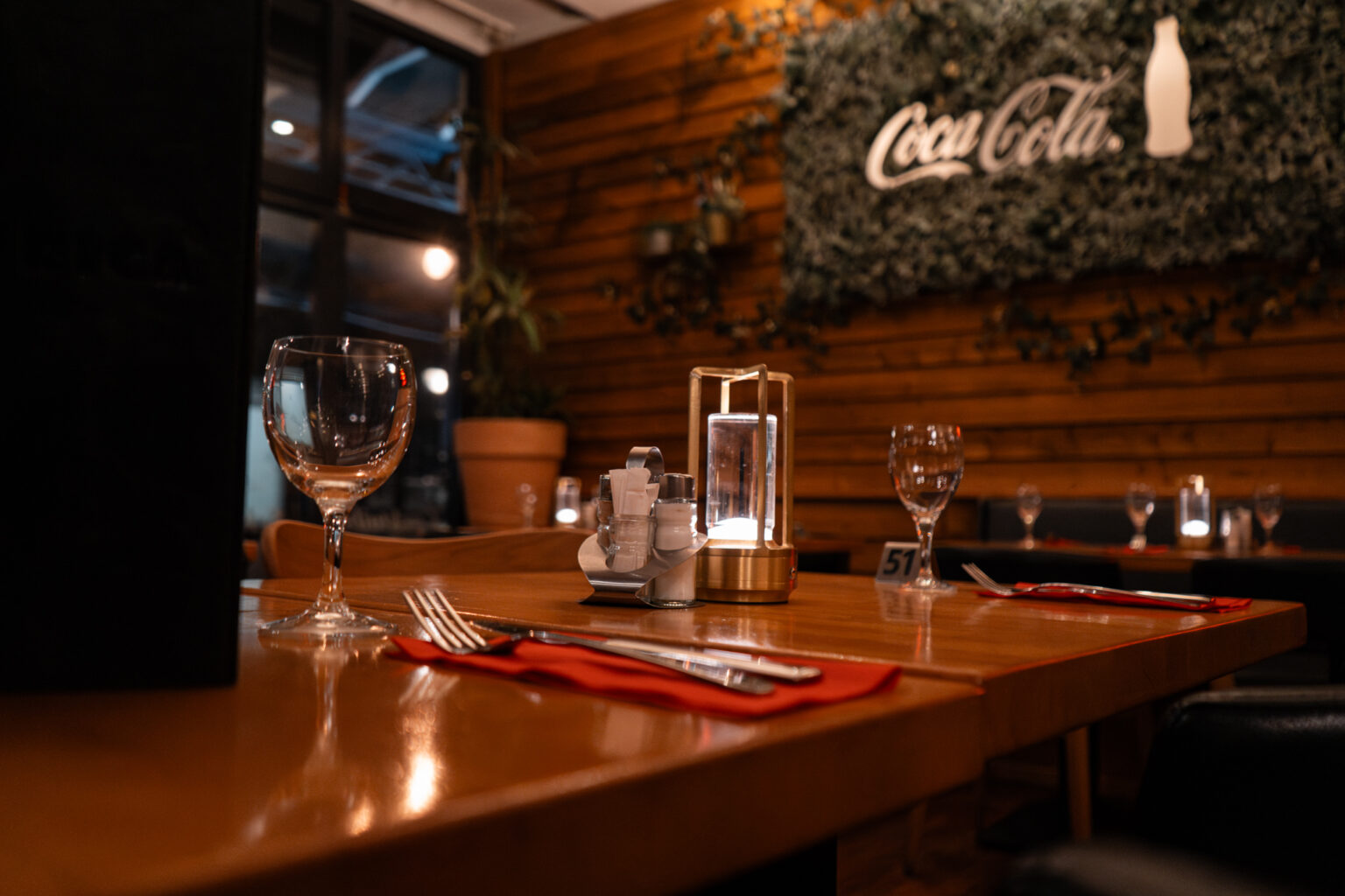 Gedeckter Tisch mit zwei Gläsern im Restaurant Paprica in Duisburg – stilvolles Ambiente mit Blick auf das Detail