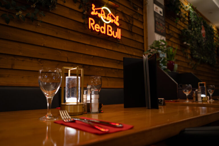 Paprica Duisburg: Zwei Gläser auf einem Tisch in entspannter Restaurant-Atmosphäre