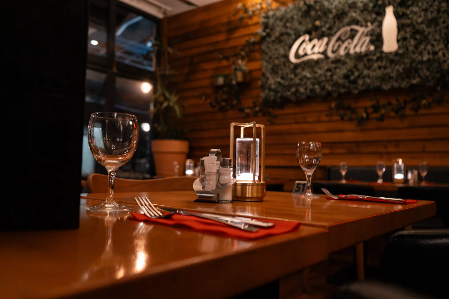 Gedeckter Tisch mit zwei Gläsern im Restaurant Paprica in Duisburg – stilvolles Ambiente mit Blick auf das Detail