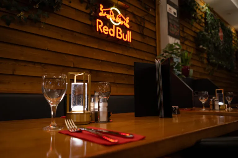 Paprica Duisburg: Zwei Gläser auf einem Tisch in entspannter Restaurant-Atmosphäre